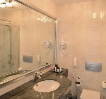 Jasmine Court Seafront & 4* 키레니아
