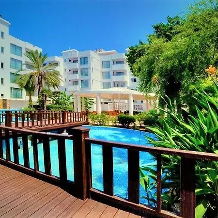 Jasmine Court Seafront & 酒店 凯里尼亚